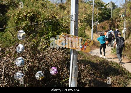 Bunte hölzerne Schilder für Ping Che Wandmaldorf in Fanling Gegend, Hong Kong Stockfoto