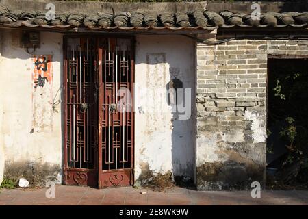 Der Eingang eines alten verlassenen Hauses in Ping Yeung Old Village in Fanling Area, Hong Kong Stockfoto