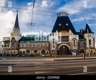 Moskau, Russland; 28 2018. März: Jaroslavsky Bahnhofsfassade mit blauem Himmel und einigen Wolken Hintergrund Stockfoto