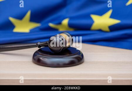 Flagge der Europäischen Union und Richter Holzgavel auf der Oberseite, Konzept Bild über Gericht und Justiz Stockfoto