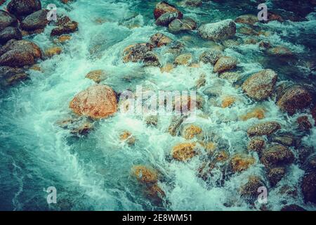 Rocky Alpine River Bett Natur Hintergrund Luftbild. Stockfoto