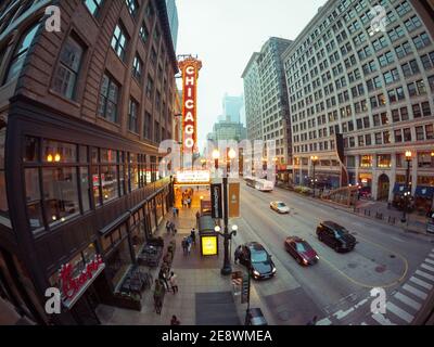 Ein Blick auf die North State Street und das Chicago Theatre Marquee in Chicago, Illinois. Stockfoto