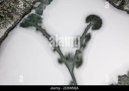 Gefrorener Wintersee in den Bergen mit Schnee bedeckt. Plansar See, Jezersko Slowenien. Stockfoto