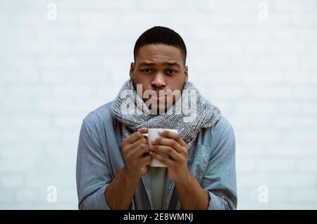 Sick Black Guy Mit Schüttelfrost Stehen Über Weiße Wand Stockfoto