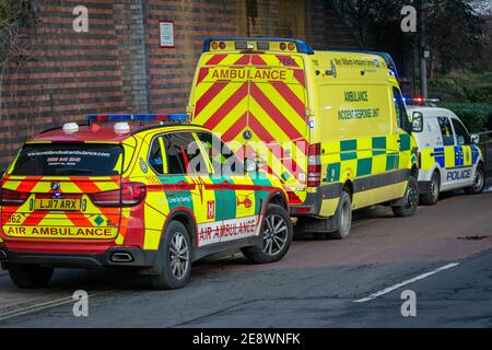 Witton, Birmingham, West Midlands, Großbritannien. 1. Februar 2021: Am Montag gegen Mittag stürmten die Teams Air Ambulance und hart Ambulance, British Transport Police u.a. zum Unfallort auf der Strecke in der Witton Station. "Wir haben derzeit zwei Krankenwagen, zwei Sanitäter, einen Sanitäter für die Intensivmedizin und die Midlands Air Ambulance aus Cosford mit einem VERDIENTEN Traumaarzt und einem Sanitäter für die Intensivmedizin an Bord" - Erklärung des West Midlands Ambulance Service. Kredit: Ryan Underwood / Alamy Live Nachrichten Stockfoto