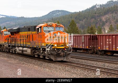 Eine BNSF Diesel-Elektro-Lokomotive, die durch den Eisenbahnhof in der Stadt Troy, Montana, fährt. Burlington Northern und Santa Fe Railway war Form Stockfoto