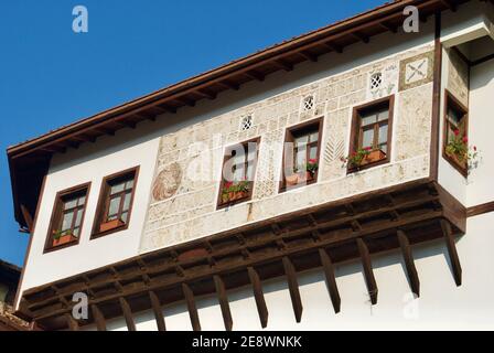 Niedriger Winkel der traditionellen Ottomanen Haus Fenster gegen blauen Himmel in Safranbolu, Türkei. UNESCO-Weltkulturerbe. Stockfoto