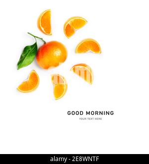 Orange Mandarine Zitrusfrüchte Sonne geformt kreative Layout isoliert auf weißem Hintergrund. Gesund und glücklich, Good Morning Konzept. Flach liegend, Draufsicht Stockfoto