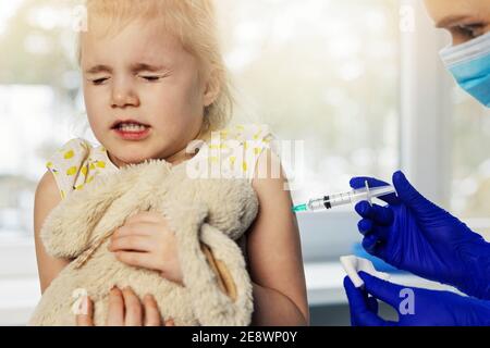 Kinderimpfung. Arzt Injektion Impfstoff in Arm des kleinen Mädchens Stockfoto