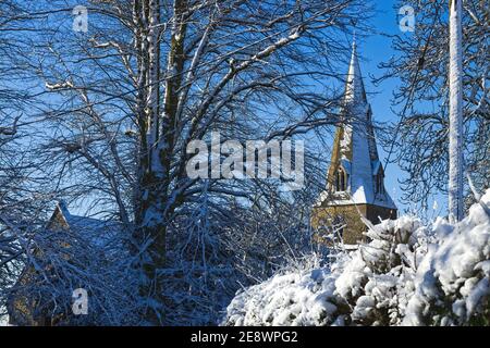 Eine Winterszene nach Schnee in der Dorfkirche von All Saints, Souldrop, Bedfordshire, England, Großbritannien Stockfoto