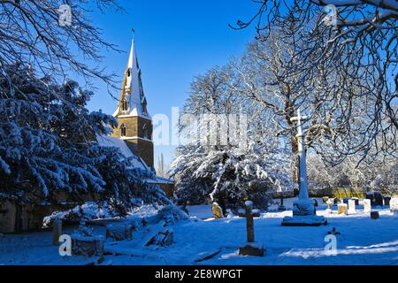 Eine Winterszene nach Schnee in der Dorfkirche von All Saints, Souldrop, Bedfordshire, England, Großbritannien Stockfoto