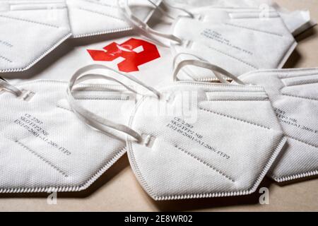 FFP2 Schutzmasken gegen Coronavirus. Zwölf dieser zertifizierten Schutzasken werden mit zwei Berechtigungsscheinen der Bundesregierung an Personen ab 60 Jahren gegen eine Selbstbeteiligung von 2,00 € in Apotheken abgeglichen. --- FFP2 Schutzmasken gegen Coronavirus. Zwölf dieser zertifizierten Schutzmasken erhalten Menschen ab 60 Jahren mit zwei Zulassungsbescheinigungen der Bundesregierung für einen Selbstbehalt von 2,00 € in Apotheken. Stockfoto