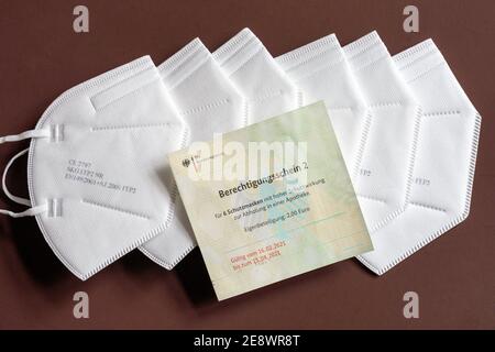 FFP2 Schutzmasken gegen Coronavirus. Zwölf dieser zertifizierten Schutzasken werden mit zwei Berechtigungsscheinen der Bundesregierung an Personen ab 60 Jahren gegen eine Selbstbeteiligung von 2,00 € in Apotheken abgeglichen. --- FFP2 Schutzmasken gegen Coronavirus. Zwölf dieser zertifizierten Schutzmasken erhalten Menschen ab 60 Jahren mit zwei Zulassungsbescheinigungen der Bundesregierung für einen Selbstbehalt von 2,00 € in Apotheken. Stockfoto