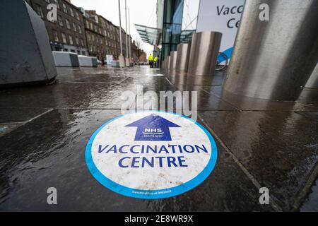 Edinburgh, Schottland, Großbritannien. Februar 2021. Das Impfzentrum Mass Covid-19 wird heute im EICC (Edinburgh International Conference Centre) in Edinburgh eröffnet. Mitglieder der Öffentlichkeit mit Terminen kommen für ihre Impfungen. Iain Masterton/Alamy Live News Stockfoto