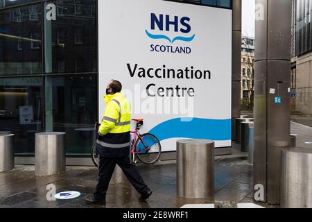 Edinburgh, Schottland, Großbritannien. Februar 2021. Das Impfzentrum Mass Covid-19 wird heute im EICC (Edinburgh International Conference Centre) in Edinburgh eröffnet. Mitglieder der Öffentlichkeit mit Terminen kommen für ihre Impfungen. Iain Masterton/Alamy Live News Stockfoto