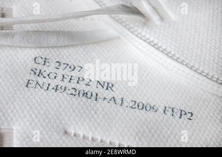 FFP2 Schutzmasken gegen Coronavirus. Aufgedruckt mit der Zertifizierung, der Herstellernummer, der Prüfstelle und dem CE-Zeichen --- FFP2 Schutzmasken gegen Coronavirus. Auftrag mit der Zertifizierung, der Herstellernummer, der Prüfnummer und dem CE-Zeichen Stockfoto