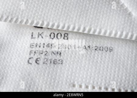 FFP2 Schutzmasken gegen Coronavirus. Schutzmaske des chinesischen Herstellers LEIKANG mit der Zertifizierung, der Herstellernummer, der Prüfstelle und dem CE-Zeichen aufgedruckt. --- FFP2 Schutzmasken gegen Coronavirus. Schutzmaschine der chinesischen Hersteller LEIKANG mit Aufdruck der Zertifizierung, der Herstellernummer, der Prüfstanze und dem CE-Zeichen. Stockfoto
