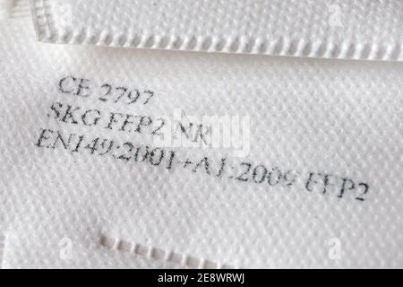 FFP2 Schutzmasken gegen Coronavirus. Aufgedruckt mit der Zertifizierung, der Herstellernummer, der Prüfstelle und dem CE-Zeichen --- FFP2 Schutzmasken gegen Coronavirus. Auftrag mit der Zertifizierung, der Herstellernummer, der Prüfnummer und dem CE-Zeichen Stockfoto