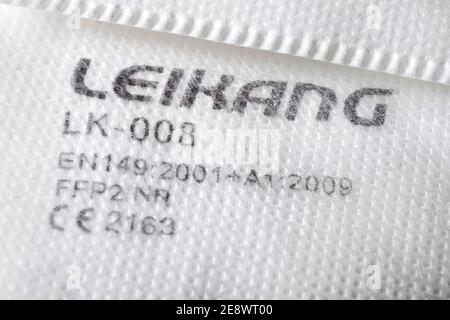 FFP2 Schutzmasken gegen Coronavirus. Schutzmaske des chinesischen Herstellers LEIKANG mit der Zertifizierung, der Herstellernummer, der Prüfstelle und dem CE-Zeichen aufgedruckt. --- FFP2 Schutzmasken gegen Coronavirus. Schutzmaschine der chinesischen Hersteller LEIKANG mit Aufdruck der Zertifizierung, der Herstellernummer, der Prüfstanze und dem CE-Zeichen. Stockfoto