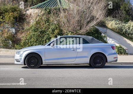 SABADELL, SPANIEN-1. FEBRUAR 2021: Audi A3 TDI quattro Cabriolet (3. Generation, Typ 8V; 2014). Seitenansicht. Stockfoto