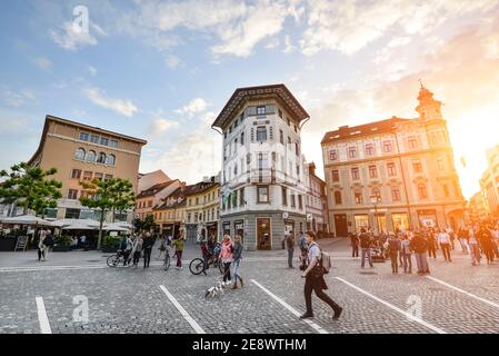 Ljubljana, Slowenien - 20. Mai 2018: Alte Gebäude und enge asphaltierte Straße im Stadtzentrum von Ljubljana, Slowenien. Altstadt von Ljubljana Stockfoto