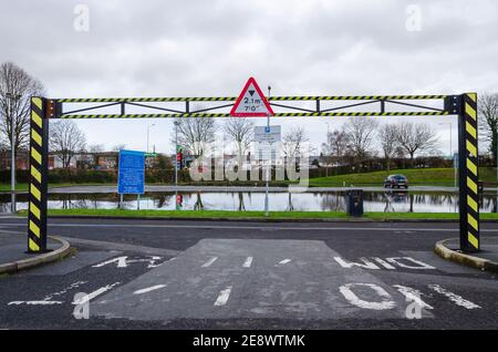 Mold, Flintshire; Großbritannien: 28. Jan 2021: Der Parkplatz der Love Lane in der Marktstadt Mold in Nordwales ist nach den jüngsten Stürmen und übermäßigem Ra überflutet Stockfoto
