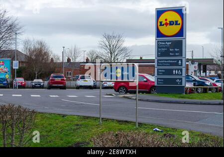 Mold, Flintshire; Großbritannien: 28. Jan 2021: Das globale Supermarktunternehmen betreibt in der Marktstadt Mold einen modernen Laden. Stockfoto