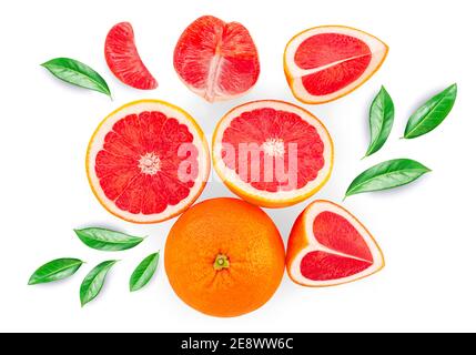 Grapefruits isoliert auf weißem Hintergrund, Draufsicht. Muster mit Zitrusfrüchten. Kreatives Layout aus Grapefruitscheiben und grünen Blättern. Draufsicht. Flach Stockfoto