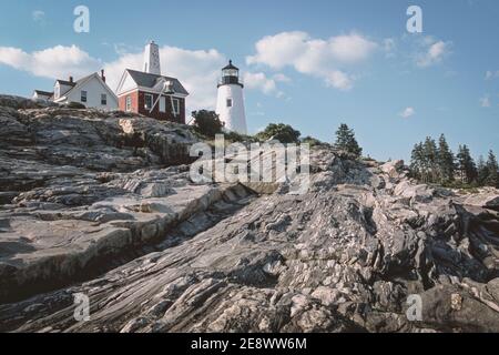 Der historische Pemaquid Leuchtturm steht an der Granitküste von Maine. Stockfoto