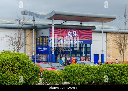 Mold, Flintshire; UK: Jan 28, 2021: Die Discounteinzelhandelskette B & M betreibt ein Home Store und Gartencenter in der Marktstadt Mold. Das Gelände w Stockfoto