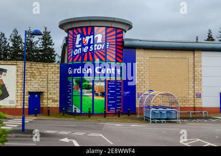 Mold, Flintshire; UK: Jan 28, 2021: Die Discounteinzelhandelskette B & M betreibt ein Home Store und Gartencenter in der Marktstadt Mold. Das Gelände w Stockfoto