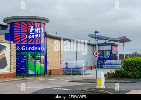 Mold, Flintshire; UK: Jan 28, 2021: Die Discounteinzelhandelskette B & M betreibt ein Home Store und Gartencenter in der Marktstadt Mold. Das Gelände w Stockfoto