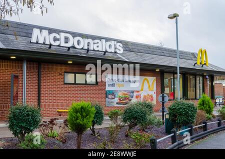 Mold, Flintshire; UK: Jan 28, 2021: Das Restaurant Diner von McDonalds in der walisischen Marktstadt Mold betrieben wird, ist noch offen und Betrieb es ist driv Stockfoto