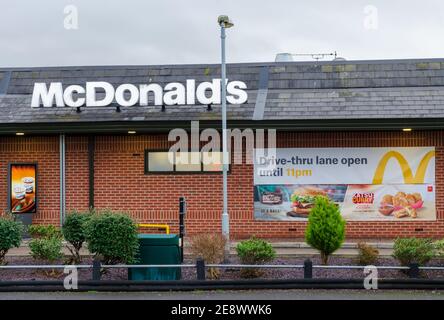 Mold, Flintshire; UK: Jan 28, 2021: Das Restaurant Diner von McDonalds in der walisischen Marktstadt Mold betrieben wird, ist noch offen und Betrieb es ist driv Stockfoto