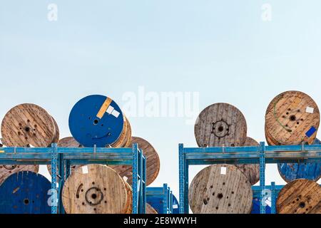 Außenlagerung von Kabelspulen aus Holz Stockfoto