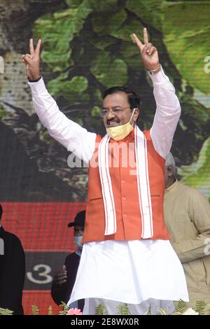 Howrah, Indien. Januar 2021. Stellvertretender Chief Minister, Uttar Pradesh Keshav Prasad Maurya begrüßt Bharatiya Janta Partei acvtivist während Jogdan Mela Kundgebung im Dumurjala Stadion in Howrah, Indien am 31. Januar 2021. (Foto: Ved Prakash/Pacific Press/Sipa USA) Quelle: SIPA USA/Alamy Live News Stockfoto