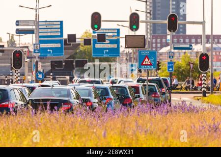 Viel Verkehr während der Hauptverkehrszeit in Amsterdam, Niederlande Stockfoto