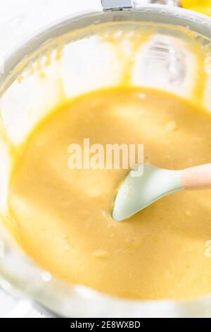 Zitronenkuchen in einer Glasschüssel. Stockfoto