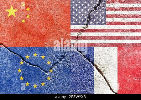 Nahaufnahme der Flaggen USA, China, EU und Frankreich auf verwittertem und rissem Wandhintergrund Stockfoto