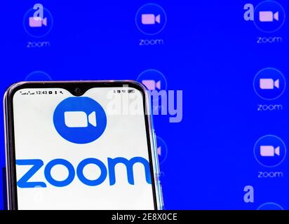 In dieser Abbildung ist ein Zoom Video Communications, Inc. Logo auf einem Smartphone zu sehen Stockfoto