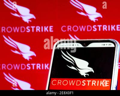 In dieser Abbildung ist ein CrowdStrike Holdings, Inc. Logo auf einem Smartphone zu sehen Stockfoto