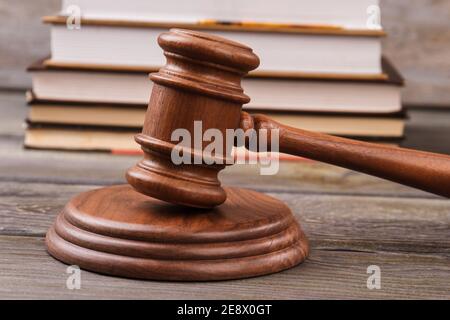 Richter Gavel und Gesetzbücher hinter gestapelt. Stockfoto