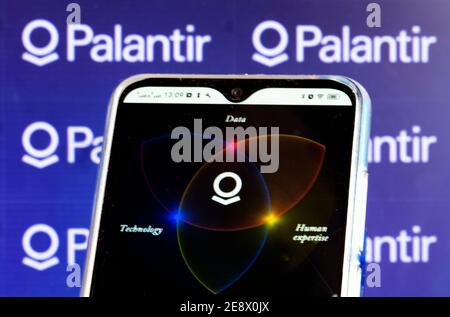 In dieser Abbildung ist ein Logo von Palantir Technologies Inc. Auf einem Smartphone zu sehen Stockfoto