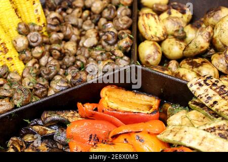 Auswahl an gegrilltem Gemüse. Paprika, Kartoffeln, Pilze, Auberginen, Zucchini und Mais Stockfoto