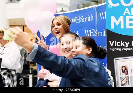 Vicky Pattison Star von Geordie Shore und Gewinner von I'm A Celebrity Get Me Out of Here meets Hundred of Fans am Churchill Square in Brighton, wo sie unterschrieb Kopien ihres Buches Stockfoto