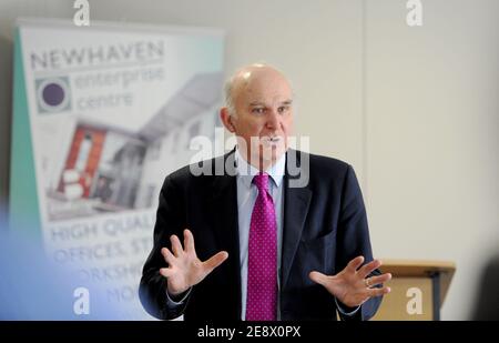 Vince Cable der Staatssekretär für Wirtschaft im Gespräch mit Lokale Geschäftsleute und Gäste im Newhaven Enterprise Center Stockfoto