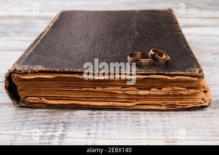 Eheringe auf der bibel. Stockfoto