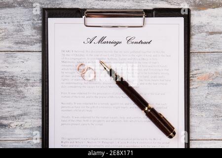 Heiratsvertrag mit Stift und Eheringen. Stockfoto