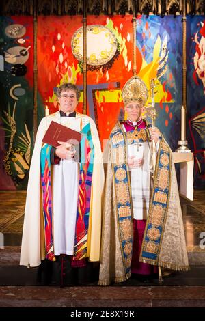 Der Bischof von Chichester, die rechte Revd Dr. Martin Warner präsentiert seine Anklage an den Dekan von Chichester, die sehr Revd Stephen Waine, und Kapitel von Stockfoto
