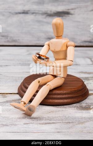 Miniatur-Holzfiguren mit Ehering. Stockfoto